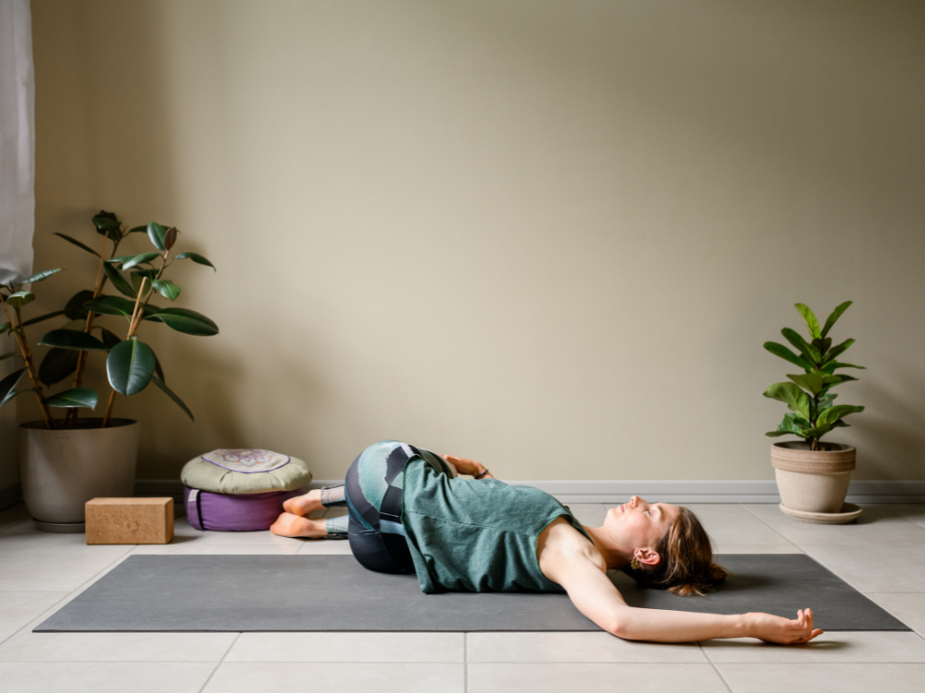 Torsion allongée (Supta Matsyendrasana)