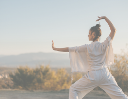 Bouger sans s’épuiser : 4 types d’activités physiques douces et anti-inflammatoires